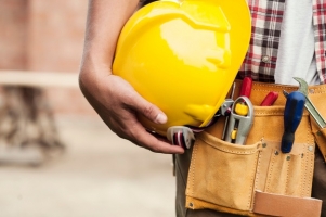 close-up-casco-trabajador-construccion_329181-2825