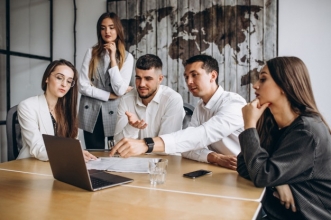 grupo-personas-trabajando-plan-negocios-oficina_1303-15866